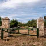 Dopo 3 km ci appare la destinazione, con l'ingresso delimitato da due pilastri di pietra e un apposito cartello indicatore